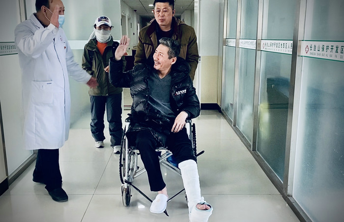 “元芳”扮演者——著名演员张子健拍摄新戏不慎受伤  为高度还原“靖宇精神”决定带伤返组拍摄第1张图片