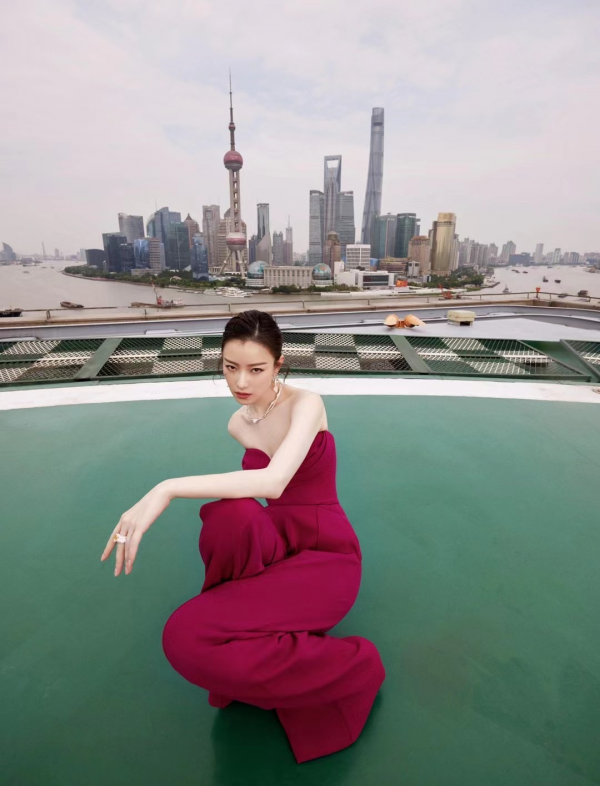 上海电影节女星争艳，“龙女郎”张蓝心鸽子蛋十分吸睛第4张图片