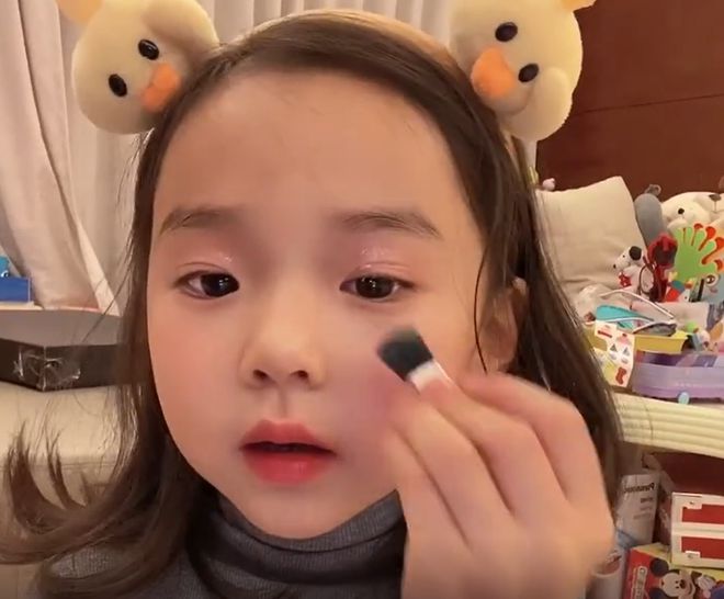 董璇4岁女儿自己化妆臭美 自称是“翻车现场”第1张图片