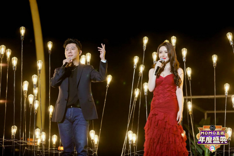 胡海泉参加陌陌年度盛典演出，与荼靡同台演唱歌曲《最美》第2张图片