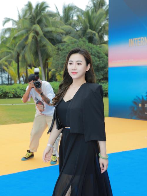 导演张帆亮相第三届海南岛国际电影节开幕，为新作《特攻少女》宣传第1张图片