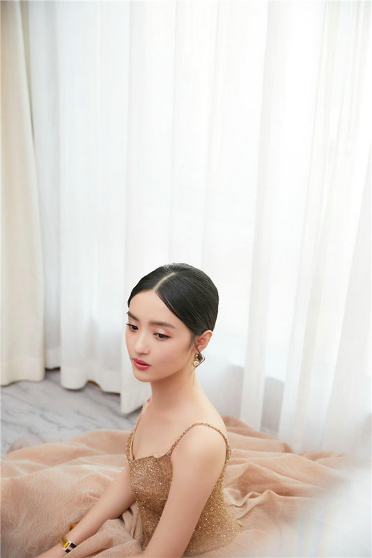 《我爱你》孙嘉琪被赞演技有灵气 金色吊带长裙写真宛如仙子第2张图片