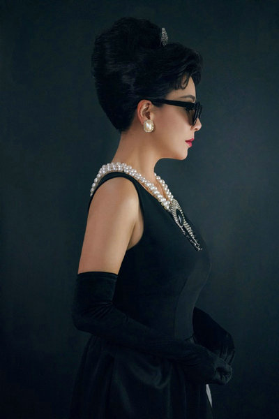 刘嘉玲赫本风造型曝光 小黑裙配珍珠项链高贵又优雅第2张图片