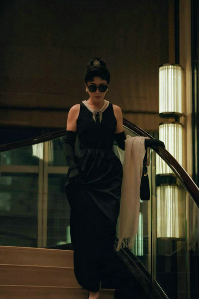 刘嘉玲赫本风造型曝光 小黑裙配珍珠项链高贵又优雅第1张图片