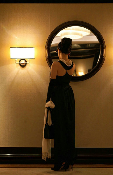 刘嘉玲赫本风造型曝光 小黑裙配珍珠项链高贵又优雅第3张图片