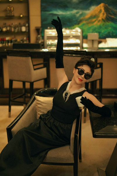 刘嘉玲赫本风造型曝光 小黑裙配珍珠项链高贵又优雅第8张图片