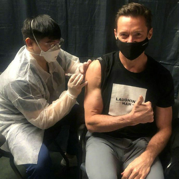“金刚狼”扮演者休·杰克曼接种新冠疫苗 对镜头开心摆pose第2张图片