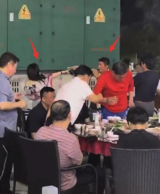 杜江霍思燕与友人聚餐 当众高调牵手对唱情歌第1张图片