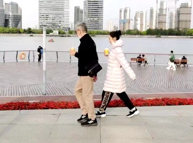 郎朗娇妻吉娜与父亲散步被拍，身穿羽绒服包裹严实第2张图片