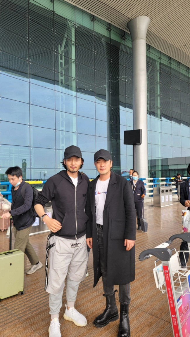 樊昊仑、宇桐非现身重庆机场，新作《何以阳光》杀青第3张图片