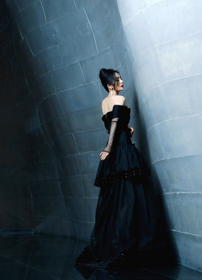 杨幂穿黑色礼服大秀好身材 既是酷飒女王也是优雅黑天鹅第10张图片