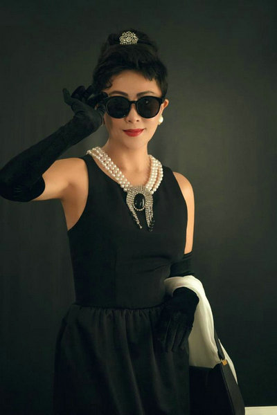 刘嘉玲赫本风造型曝光 小黑裙配珍珠项链高贵又优雅第5张图片