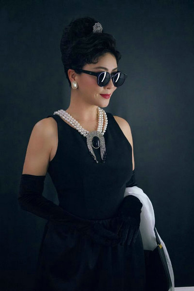 刘嘉玲赫本风造型曝光 小黑裙配珍珠项链高贵又优雅第6张图片