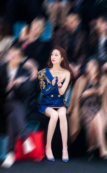 歌手刘芊螢亮相上海时装周 长腿吸睛第3张图片