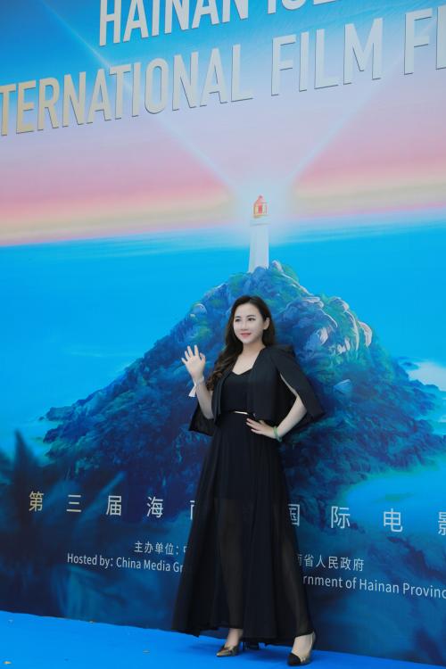 导演张帆亮相第三届海南岛国际电影节开幕，为新作《特攻少女》宣传第2张图片
