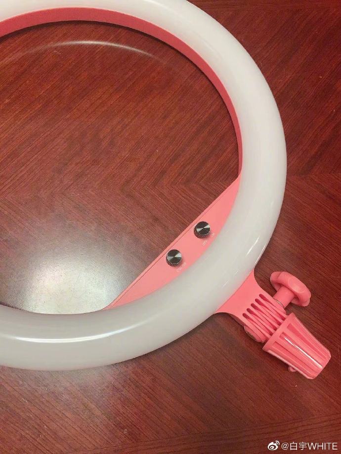 白宇吐槽工作室买的直播专用灯：我不可能用粉色灯的第2张图片