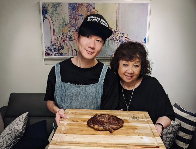 林俊杰晒和妈妈合照：新的一年大展身手 换我煎牛排给妈妈第2张图片