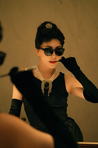 刘嘉玲赫本风造型曝光 小黑裙配珍珠项链高贵又优雅第7张图片