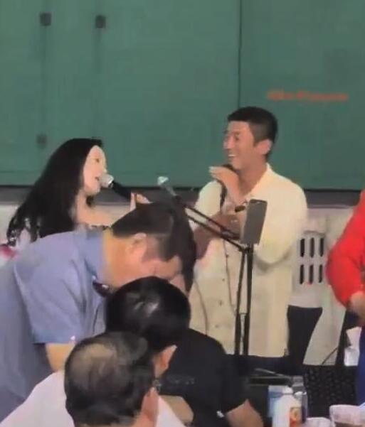 杜江霍思燕与友人聚餐 当众高调牵手对唱情歌第2张图片