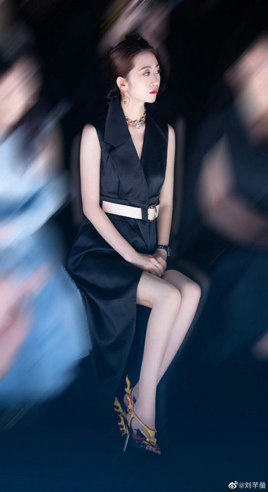歌手刘芊螢亮相上海时装周 长腿吸睛第1张图片