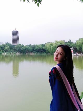 贾媛媛北京大学硕士研究生毕业 网友：励志女神第4张图片